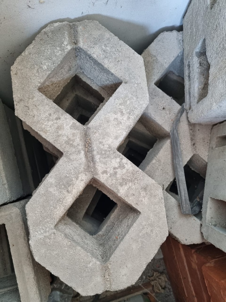 PAVING RUMPUT LOKAL - LUBANG 2 (20CMX40CM) 1M=12BJ