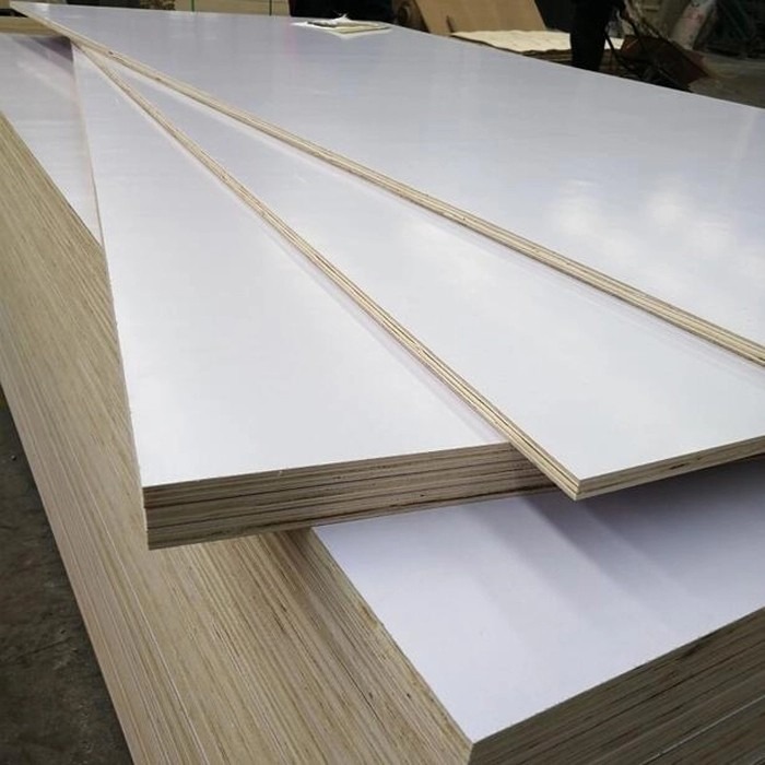 TRIPLEK MELAMIN 18mm (122X244CM) (AA)