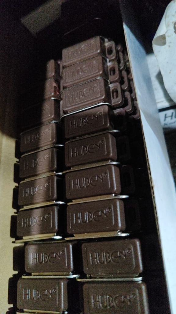 MAGNET PINTU LEMARI COKLAT KECIL /4CMX1,5CM (AA)